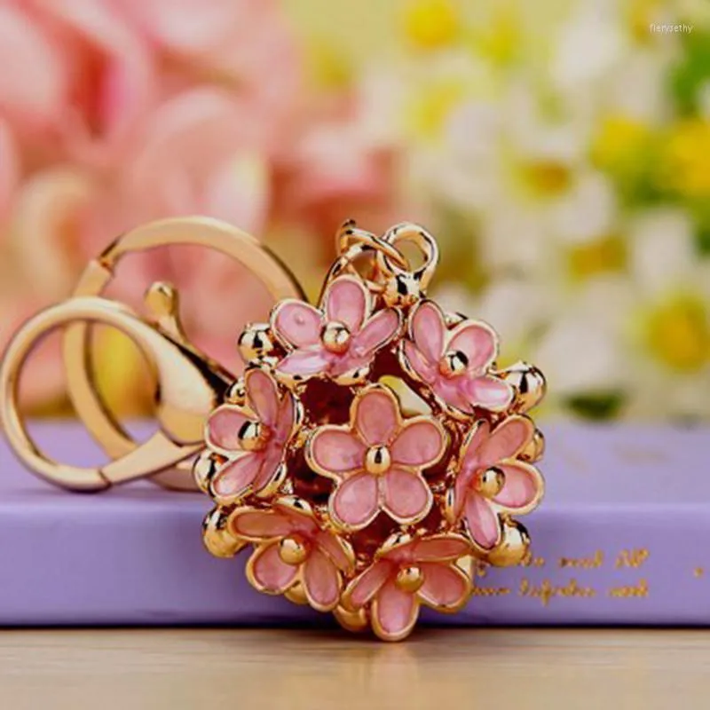 Клавные шармны Женщина сумка Car Key Chain 3D Stereoscopic Hollow Caffice Cafice Daisy Flower Подходящее темперамент Lady Girl Chainkeychains Fier2