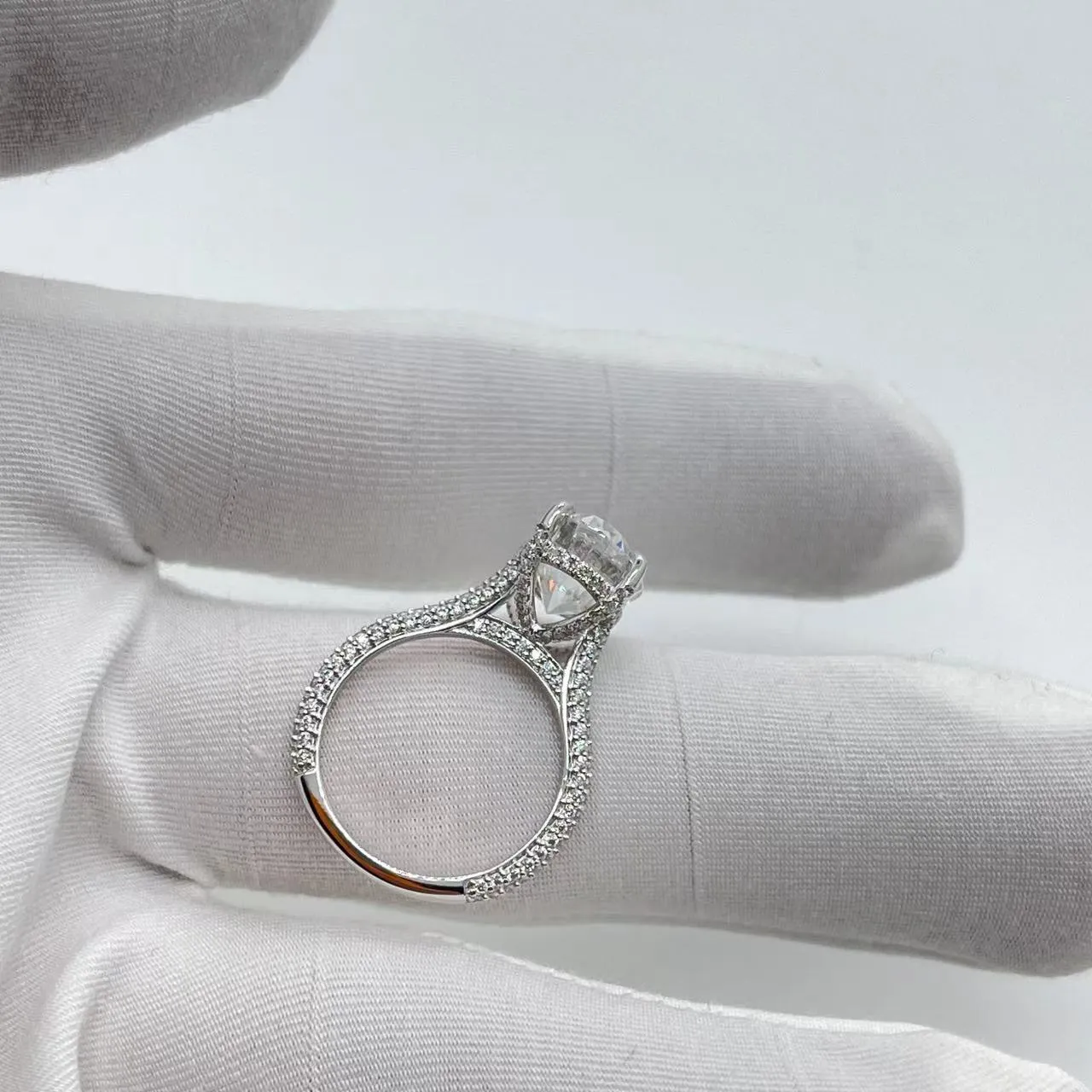 LOTUSMAPLE Halo-Ring aus massivem 14-karätigem Weißgold mit Diamanten im Ovalschliff und Diamanten, Farbe D, mit seitlichen Steinen