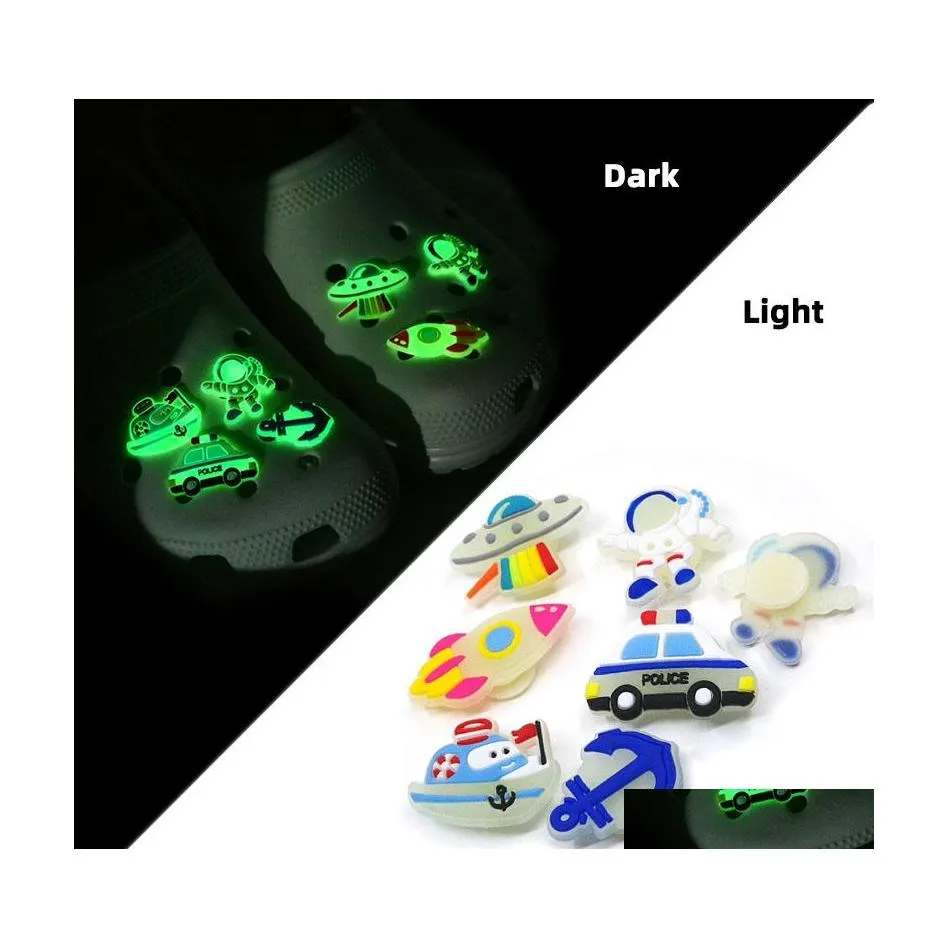 Pièces de chaussures Accessoires Glow In The Dark Croc Charms Space Alien Pattern Lumineux Clog Pins Charm Boucles Décorations 2D Pvc Fluore Dhh1F