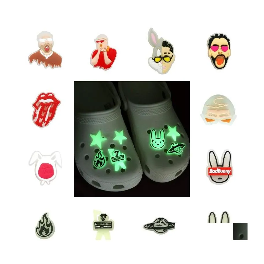 Accessori per parti di scarpe 20Pcs Modello Bad Bunny Glow In The Dark Croc Jibz Charms Luminose decorazioni in PVC 2D Perni fluorescenti Zoccoli Dhxjs