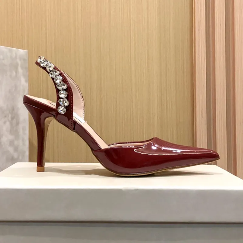 Kutu Elbise Ayakkabıları ile 85 Patent Deri Kristal Kayış Pompaları Tasarımcı Yüksek Topuklu Beyaz Siyah Kayıtlı Bükülmüş Düğün Ayakkabı Kadın Partisi Sandal Moda Sneaker