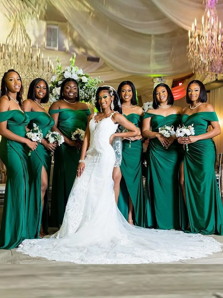 2023 Vestidos de dama de honra sexy africanos Vestido de convidado de casamento verde escuro fora do ombro Elastic Satin Ruched Mermaid Party Mad of Honor Vias Sweep Side Side Split