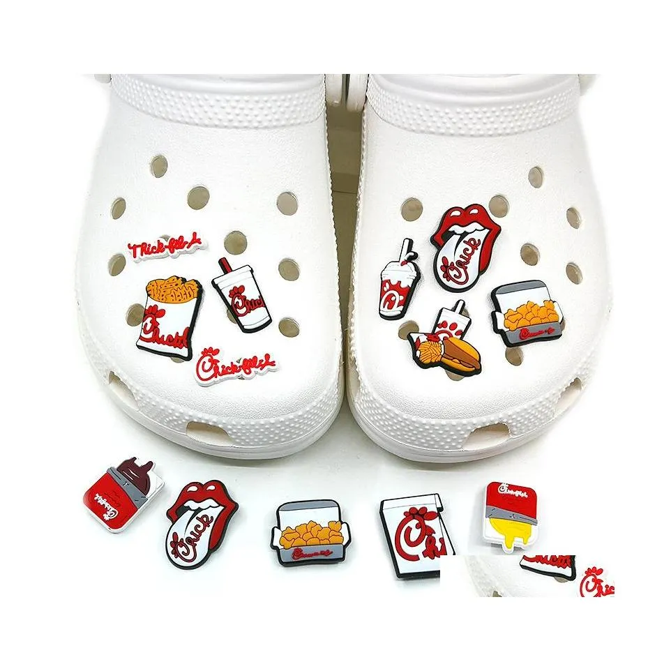 Accessori per parti di scarpe Moq 100Pcs Hamburger di pollo fritto Cola Croc Jibz Decorazioni in gomma morbida 2D Ciondoli con fibbie per zoccoli Bomboniere per bambini Dhxrw