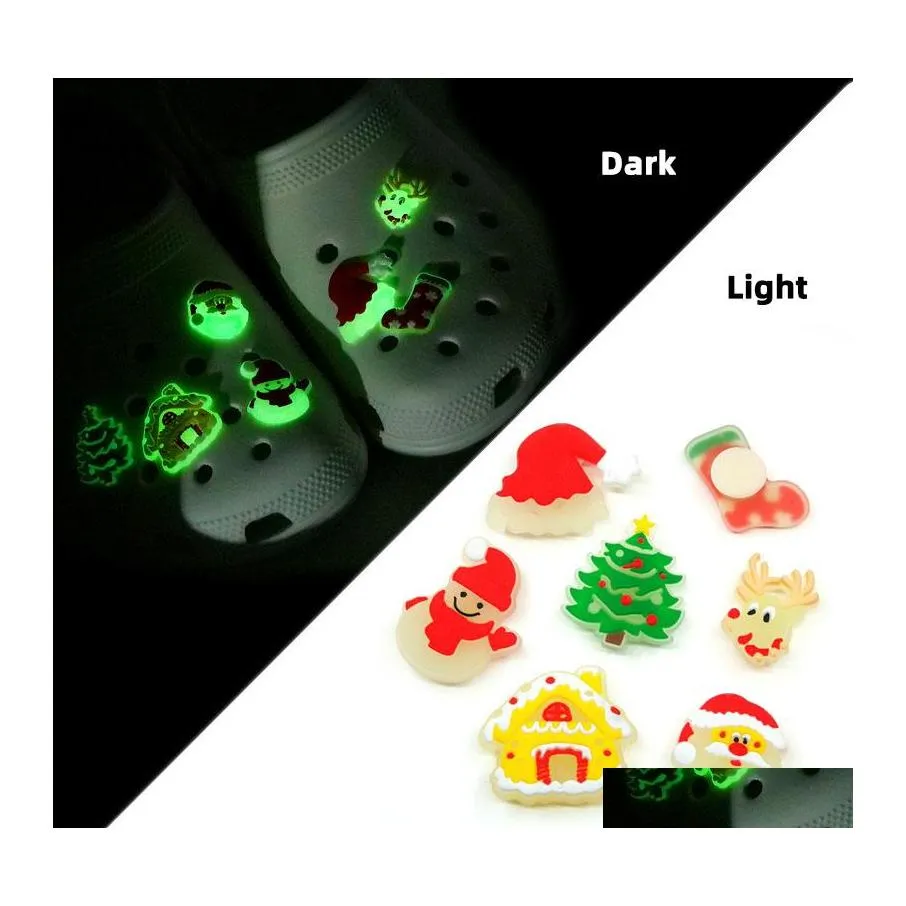 Schuhteilezubehör leuchtet im dunklen Croc Jibz Charm Weihnachts -Cartoon -Muster 2d PVC Luminöse Dekorationen Fluoreszenz Clog Pin DH4TE