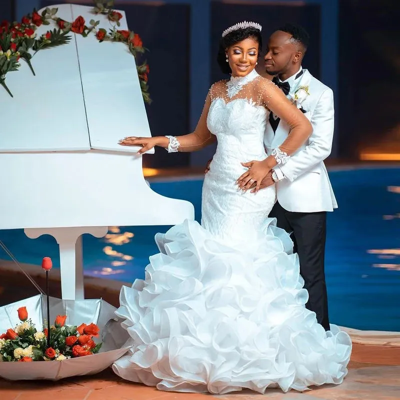 Ruffles graciosos vestidos de noiva de sereia em camadas de pescoço alto de mangas compridas vestidos de noiva pérolas pérolas de luxo da Nigéria Africana Branca Vestidos de Novia