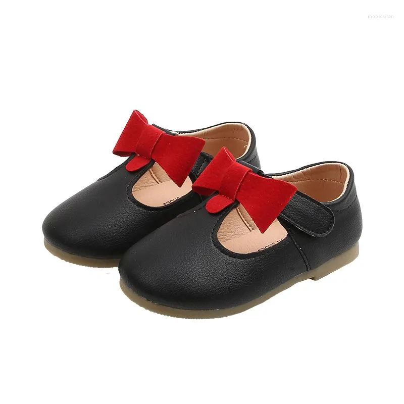 Platte schoenen boogmeisjes pu lederen kinderen baby sneakers uitgehold sandalen ademende prinses single 2023 herfst loafer