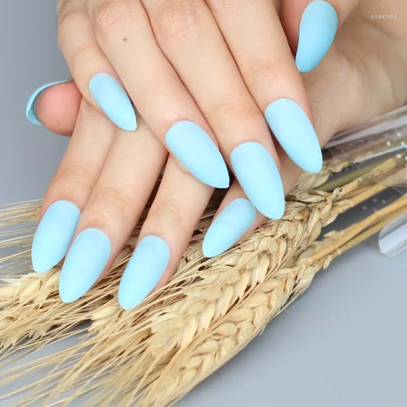 Faux ongles 24pcs La dernière mode couleurs de bonbons à pointe longue matte sexy bleu clair c125