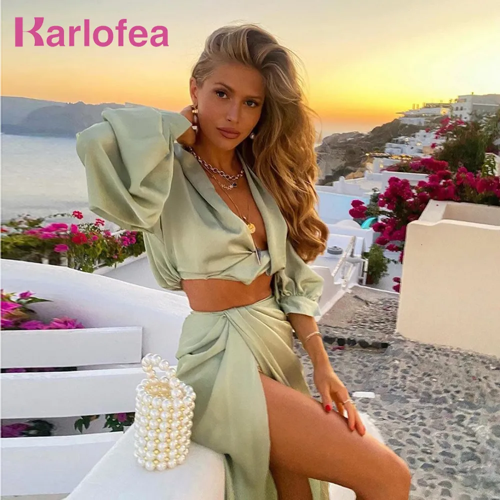 Tvådelad klänning Karlofea 2 -stycken Set Women Summer Beach Vacation Outfits Sexiga beskurna bluströjor Hög split lång kjol Matchande kostym Kläder 230130