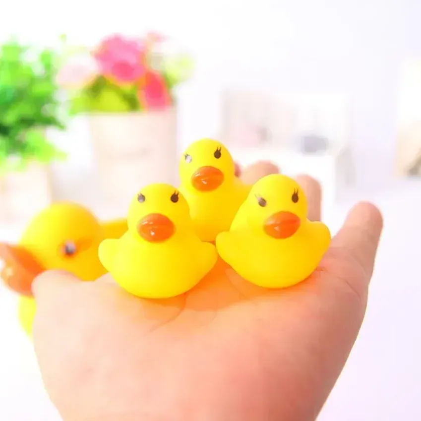 Feest Gunst Fashion Bath Water Duck Toy Baby Small Ducktoy Mini Yellow Rubber Ducks Children Swimming Beach Gifts TT0130