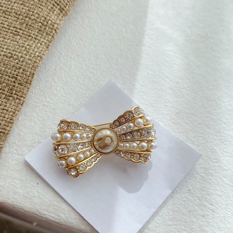 Luxury Designer Brooch Pins For Women Brand Gold Letter Bow Brooch Pearl Diamond Accessories Vintage Womens Gentle Breastpins 2301301QS