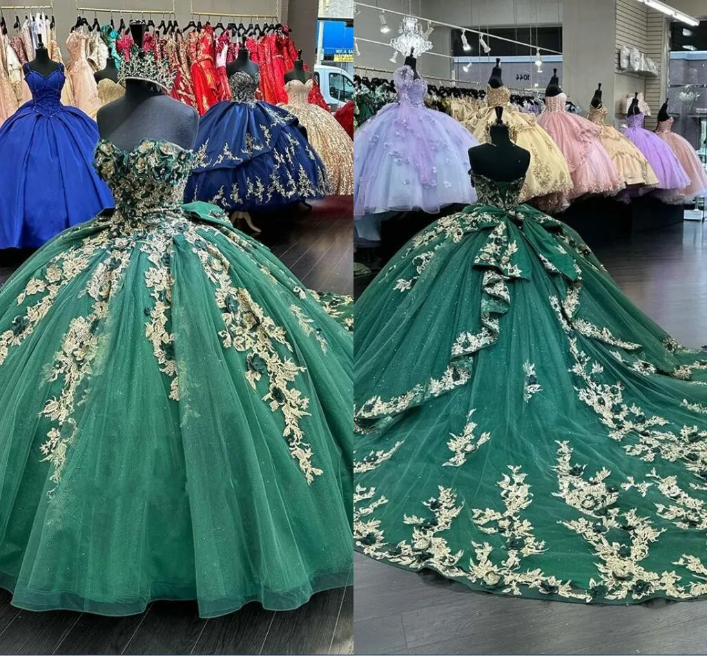 2023 Verde smeraldo e oro Applique Abiti Quinceanera Abiti da ballo senza spalline Treno lungo Fiori fatti a mano Perline di cristallo Pageant Sweet 16 Dress Prom Party