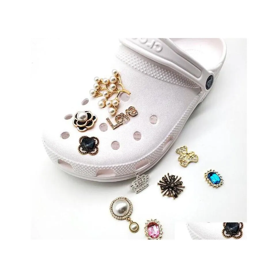 Sko delar Tillbeh￶r 10 Stylels Crystal Pearl Beautif Metal Charms Fashion Shoecharm Buckle Clog Charm Garden Shoes Decoration B DHMZV