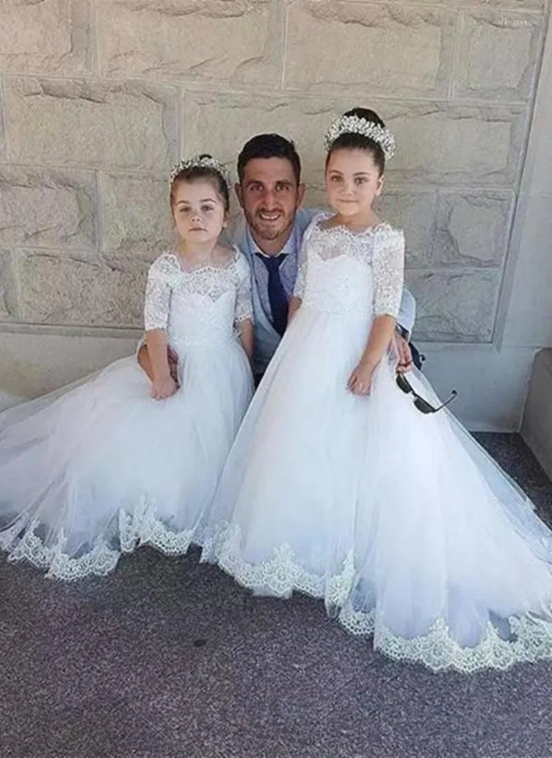 Flickaklänningar 2023 Modest Bateau Neck spets Halva ärmar Little Girls Wedding Sweep Train Applique Tulle Flower Dress