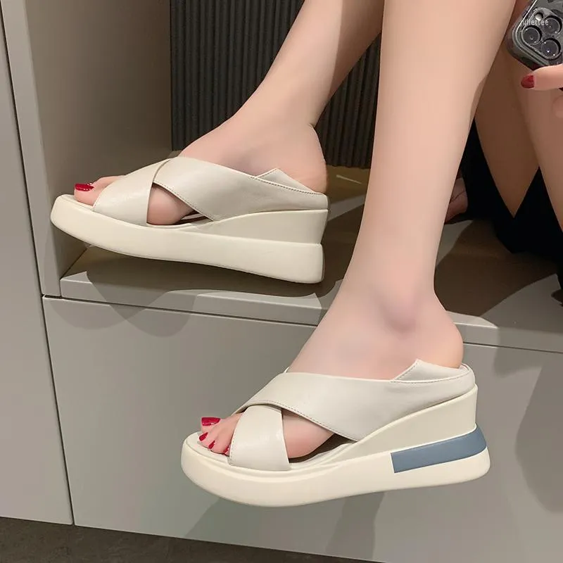 Sandalen vrouwen 2023 Dikke zolen PU-leer Casual tweerichtingskleding met platte bodem sportstijl mode luie zachte damesschoenen