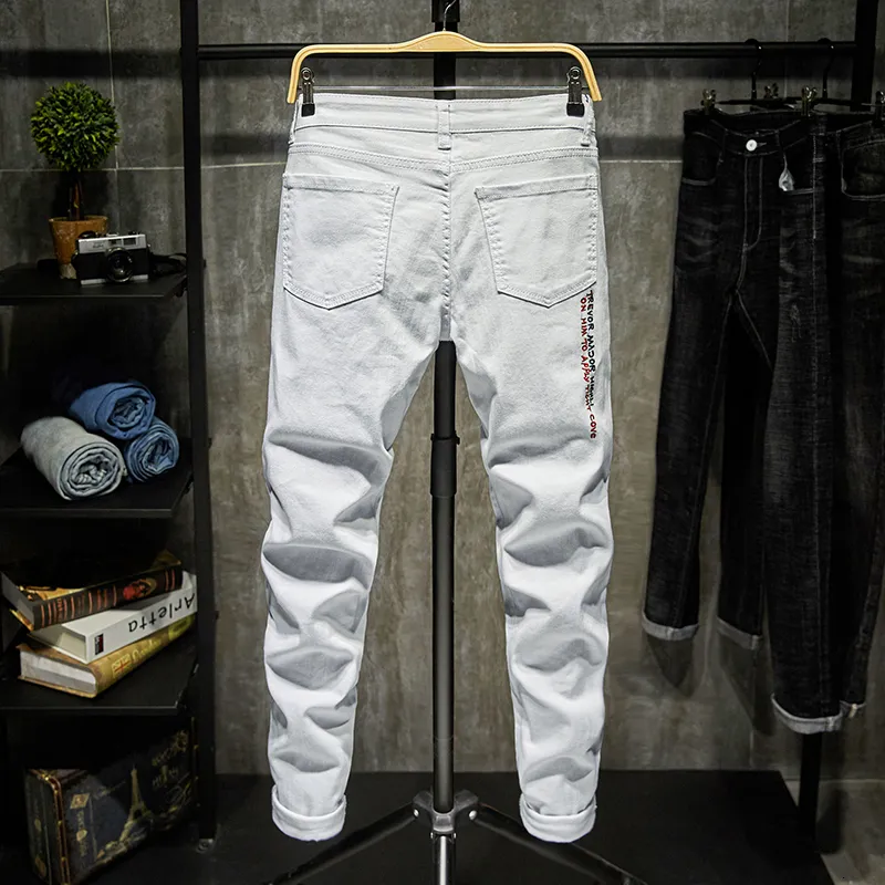 Jeans masculinos moda na moda bordado letras homens faculdade meninos magro pista zíper calças jeans destruído rasgado preto branco 207t