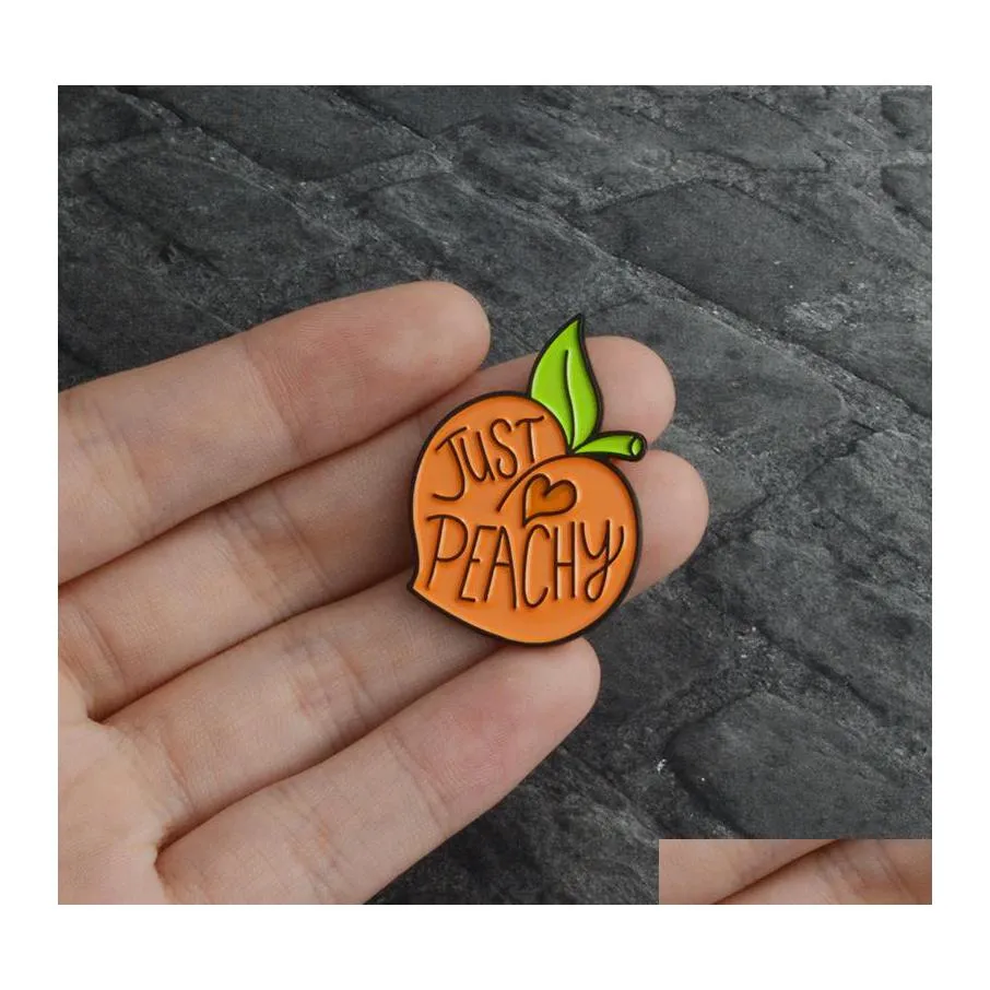 Pinnen broches Miss Zoe Cartoon Peach Email Pin Fruit Peachy Badge Broche Rapel voor denim jas shirt tas schattig sieraden cadeau meisje vr dhpe5