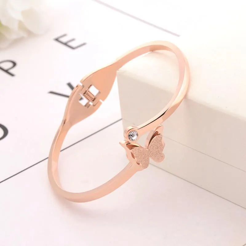 Bangle Lovely Futterfly Charms Armband Rose Gold Cuff Armband för kvinnor Luxury Dress Jewel Mors dag gåva