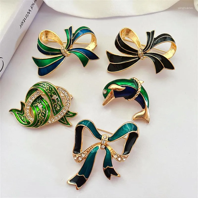 Spille 2023 Design Sense Dolphin Bow Spilla Summer Girl's Collar Pins Button Moda coreana Pin formale Gioielli per donna