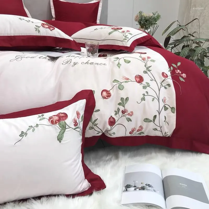 Set di biancheria da letto in cotone ricamato al melograno rosso matrimonio quattro di grande giardino cinese