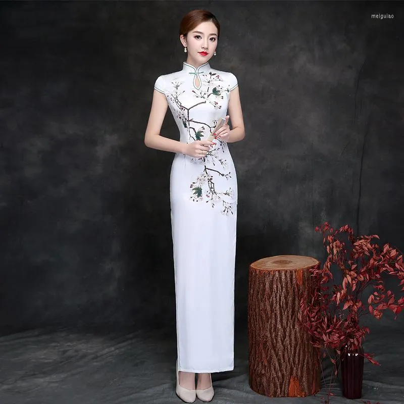 Этническая одежда Слим -атласная белая Qipao Women Vintage Flower Print Press Press Elegant Mandarin Collar Hollow Out Formal Plate Cheongsams