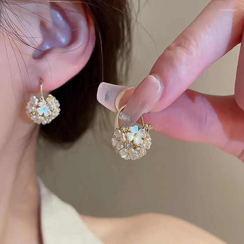 Hoop Ohrringe Koreanische Gold Farbe Shell Blume Ball Ohrring Für Frauen Mädchen Party Hochzeit Schmuck Pendientes Zubehör EH142