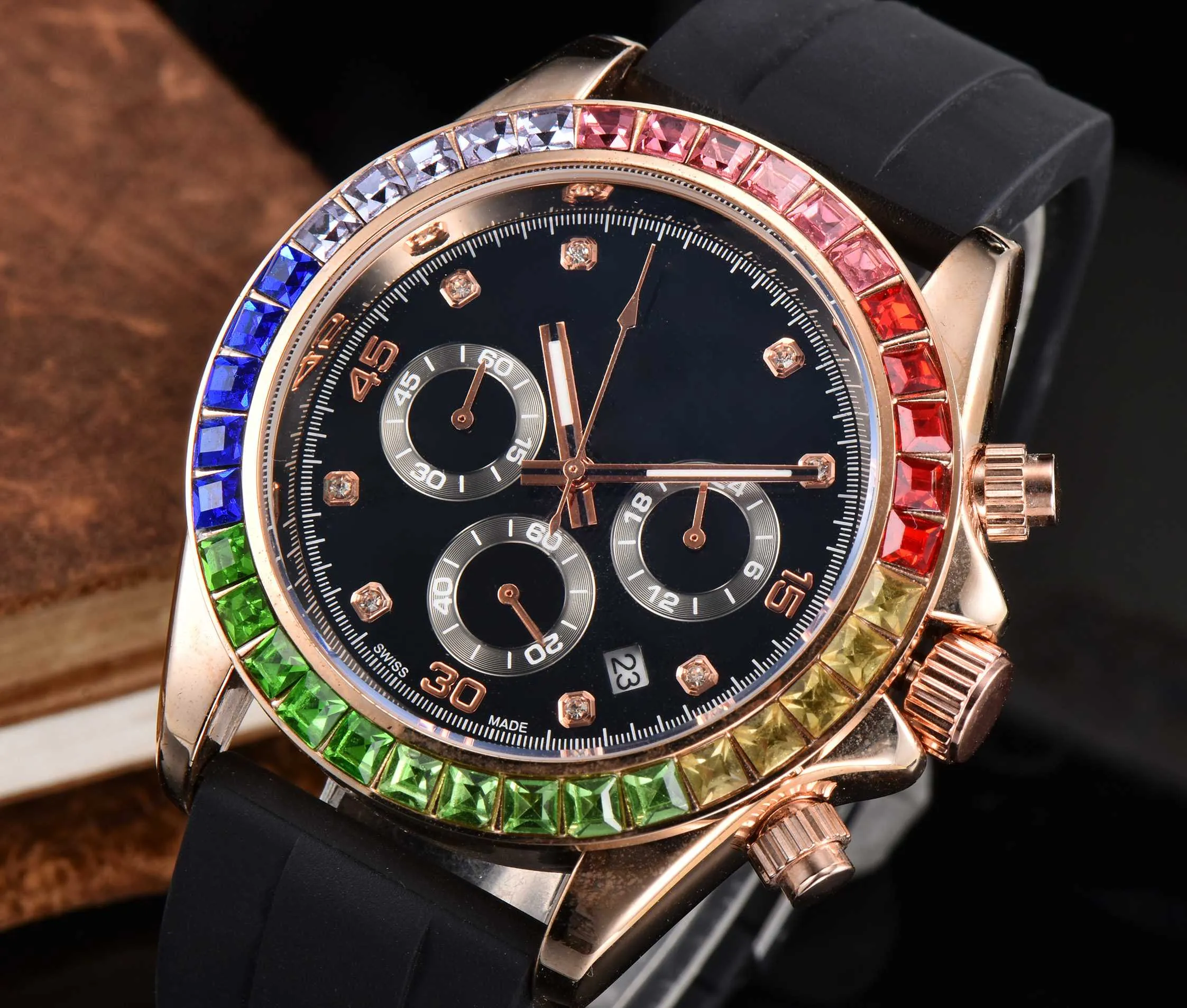 クラシックスリーアイダイヤルデザイナーラグジュアリーラバーストラップメンズは、色付きのダイヤモンドでベゼルセットを時計