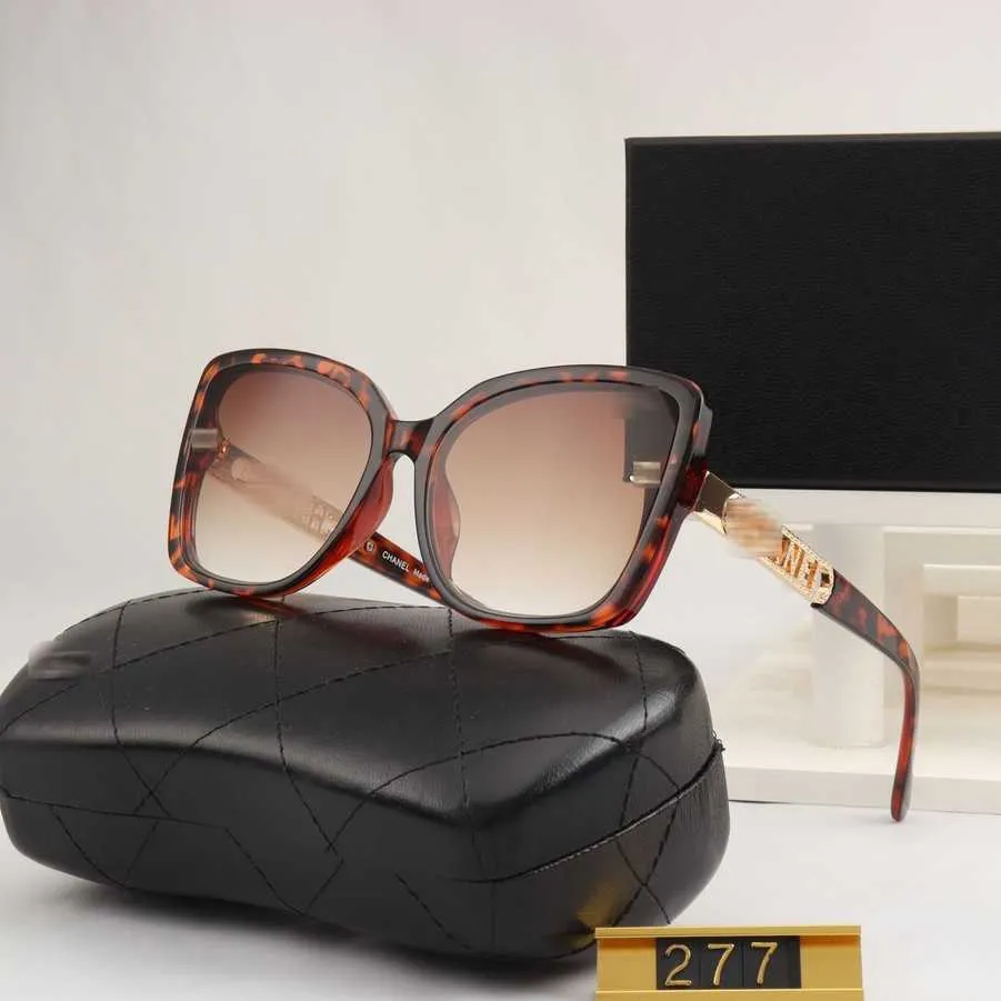 Lyxdesigner solglasögon 2023 Ny mode HD Populär på nätet Samma stil Personliga solglasögon Butterfly Frame Frame