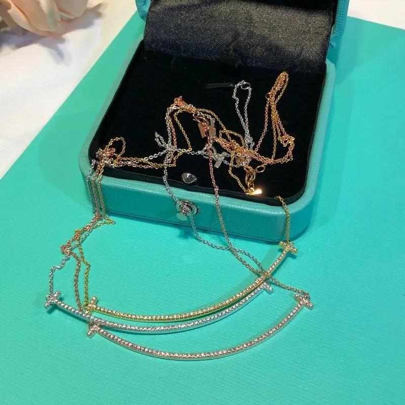 2023 schöne süße Anhänger Halsketten lange Gold Rose Silber dünne Edelstahlkette Diamanten Kristall Streifen Design Frauen Halskette mit Staubbeutel und Box