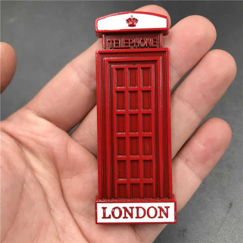 Maratona di Londra, un runner si allen con un frigorifero sulle spalle