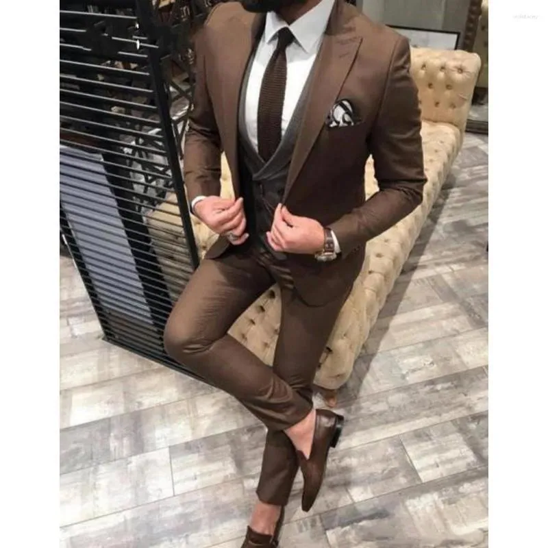 Tuxedos de noivo marrom da moda masculino, pico de lapela de lapela do vestido de noiva masculino, excelente jaqueta de jaqueta de blazer, traje de negócios 3pcs