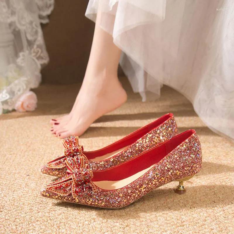 Elbise ayakkabıları bkqu parlak parıltılı pompalar kadınlar slip-on tatlı bowknot yüksek topuklu kadınlar parlayan ince düğün partisi 2023