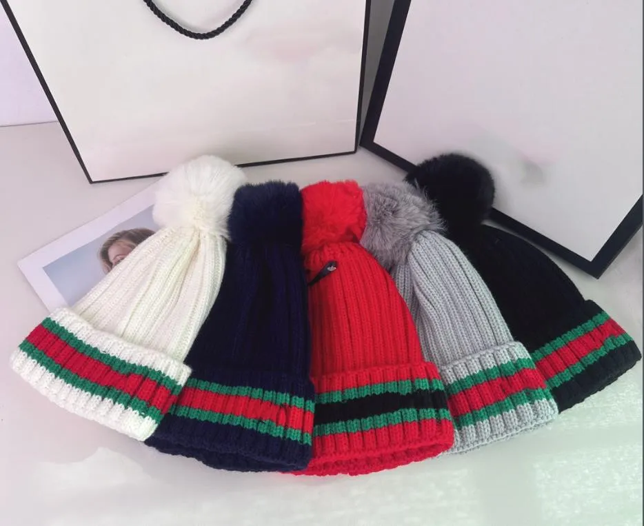 Imitazione palla di pelliccia di procione Gancio nascosto Lana Tenere al caldo Cappello paraorecchie Autunno e inverno Cappello lavorato a maglia a strisce rosse e verdi