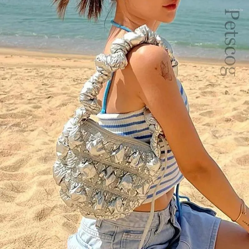 이브닝 가방 푹신한 퀼트 작은 토트 핸드백 패션 여성 실버 패딩 어깨 독특한 주름 스트랩 크로스 바디 백 지갑
