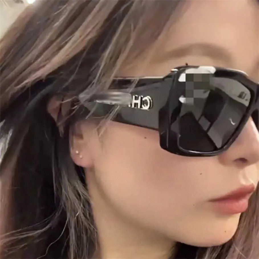 2023 Nuevas gafas de sol de diseñador de lujo Pequeña pierna fragante Personalidad Espejo Cara Doble C Marco grande Carta Imprimir Gafas de sol Mujer ch71472a