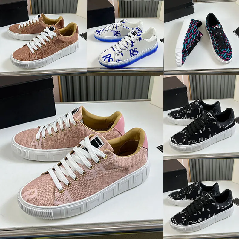 Italien 23SS Fashion Show Femmes Allover Greca Sneakers motif couverture toile Hommes Casual Chaussures Low Top Lace Up Designer Couple Catwalk Chaussures