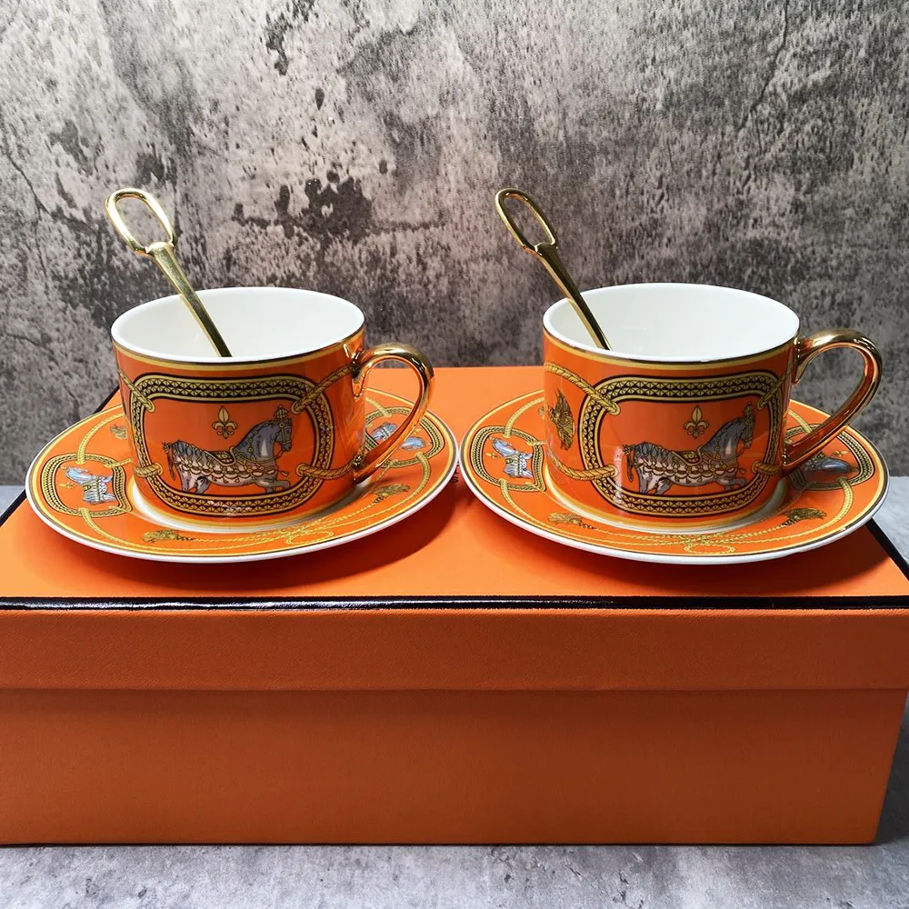 Mokken Luxe Thee Kopjes en Schoteltjes Set van 2 Fine Bone China Coffee Golden Handle Royal Porcelain Party Espresso 230731