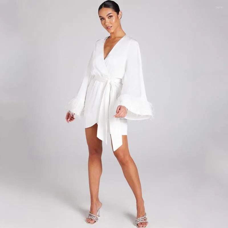 Robes de soirée Sexy col en v profond robe de Cocktail à manches longues avec ceinture et plumes femmes Banquet robes courtes sur mesure nuit