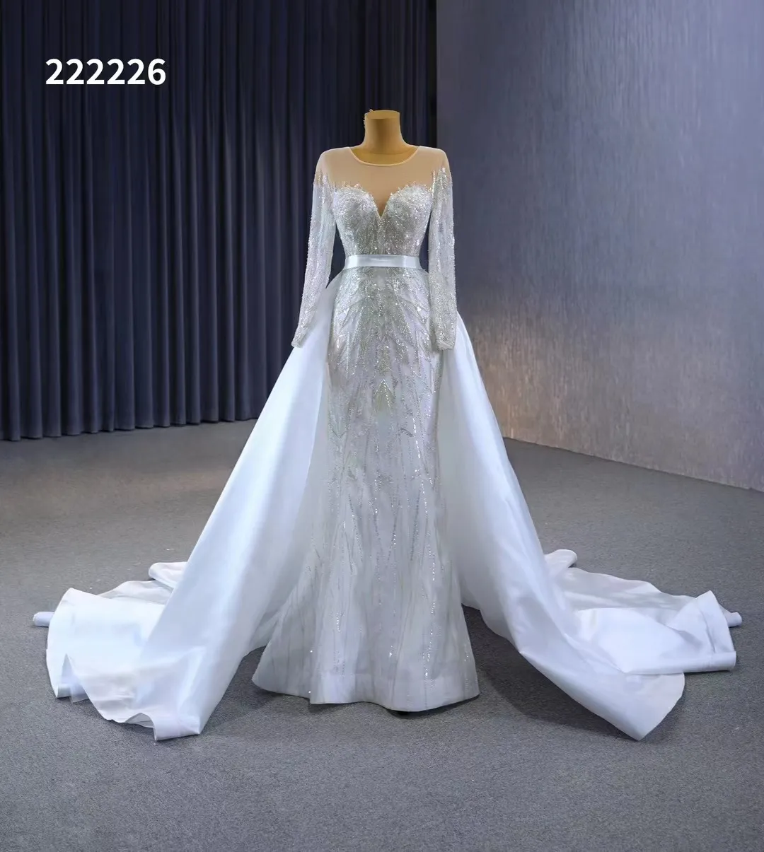 Abito da sposa con scollo a cuore con colletto e strascico a maniche lunghe, moda lusso SM222226