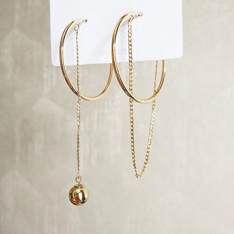 Kolczyki obręcze Proste złoty kolor asymetryczne okrągłe okrągłe elementy dla kobiet łańcuch mody Tassel z metalowym wisiorkiem biżuterii Prezenty
