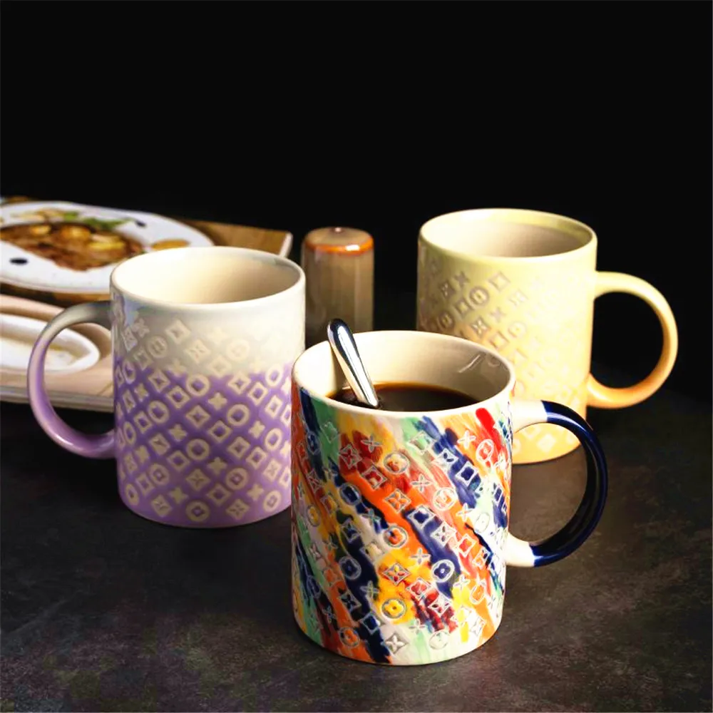 ILIVI Monogramm-Keramikbecher, lila schillernd, Regenbogen-Relief, handgefertigt, Sakura-Kirschblüten-Serie, 320 ml
