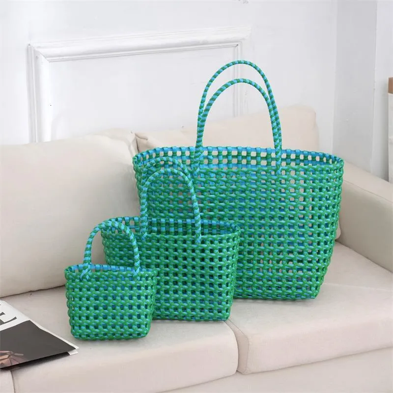 Avondtasjes Holle tas Vrouwen Kleurrijk Mode Geweven Handtas Draagbare Mandtas Waterdicht Vrije tijd Strand Retro Zakken PVC Groen Handgeschenk 230801