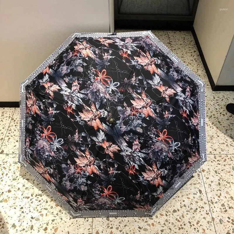 Parapluies Marques de luxe Parapluie pliant automatique à trois plis Protection solaire enduite noire Pare-soleil ensoleillé