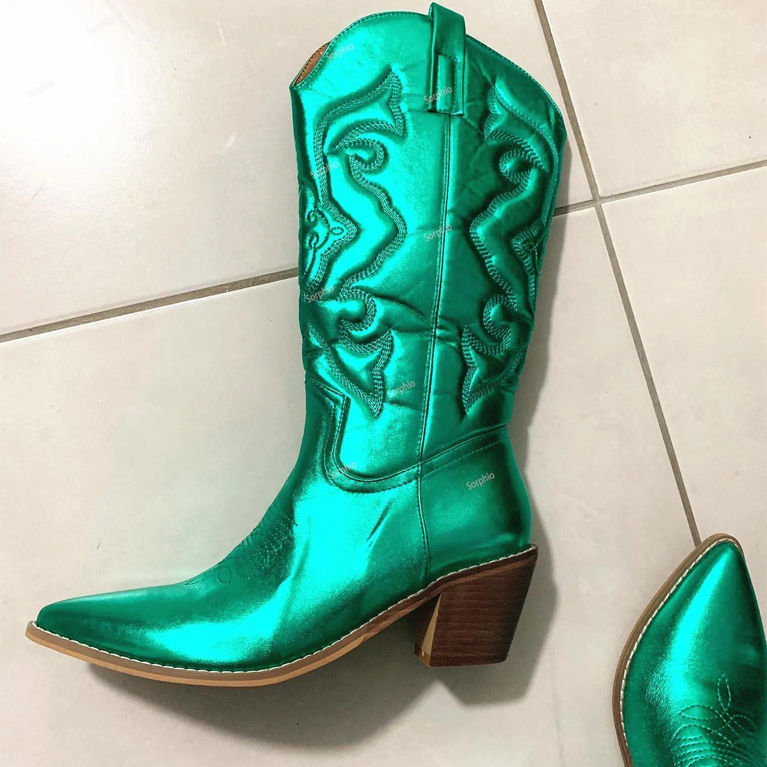 Botas de botas ocidentais para mulheres botas de cowboy metálico Mulher zip bordada com calcanhar pontiagudo sapatos de inverno Rosa Punk Gold Punk 230802