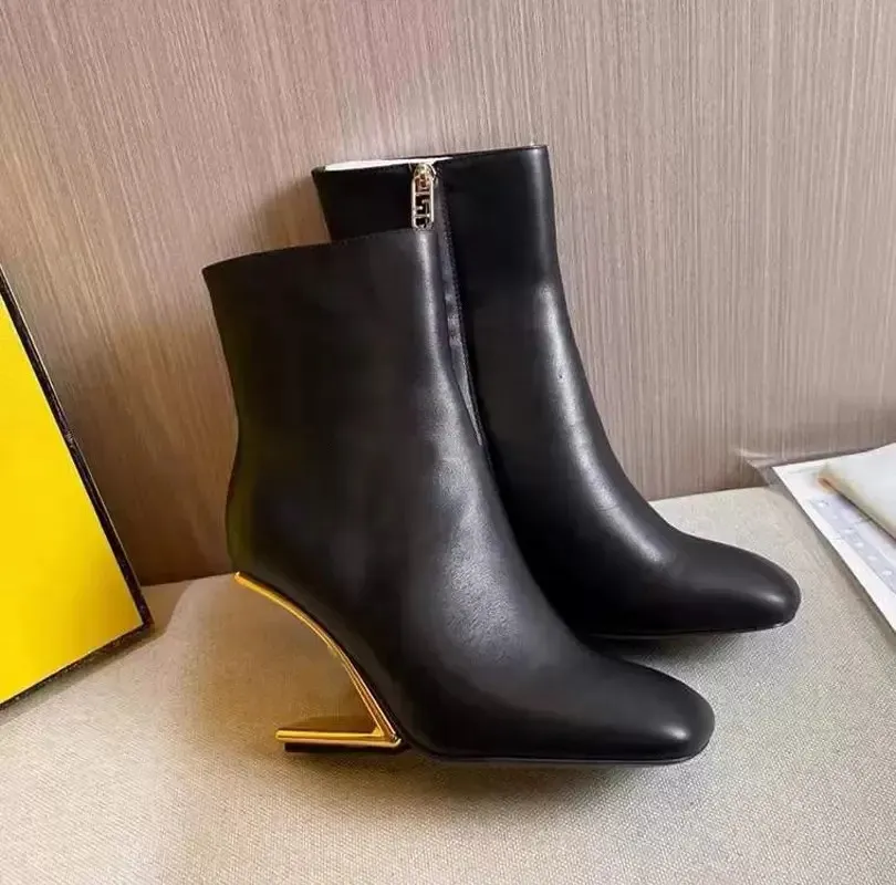 2024 Inverno Luxo Primeiras Mulheres Botas de Tornozelo Nappa Couro Botas de Salto Alto Botas em Forma de Dedo Do Pé Arredondado Festa de Casamento de Metal Dourado Booty35-42