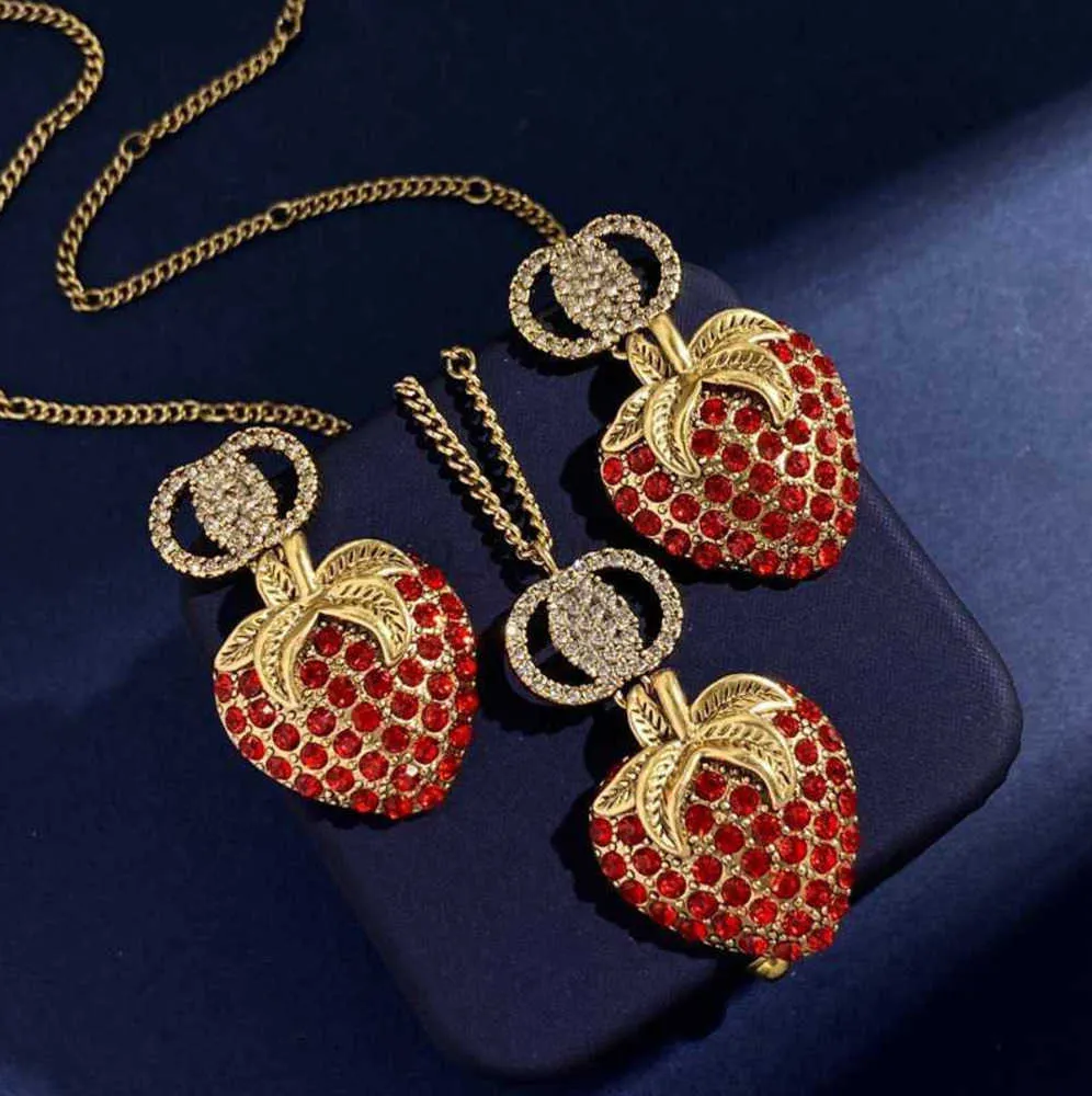 Strawberry Diamond Earrings Designer Halsband för kvinnor Pendant Fashion Letter Gold Studs Luxurys Hoop Earring Jewelry Set Box