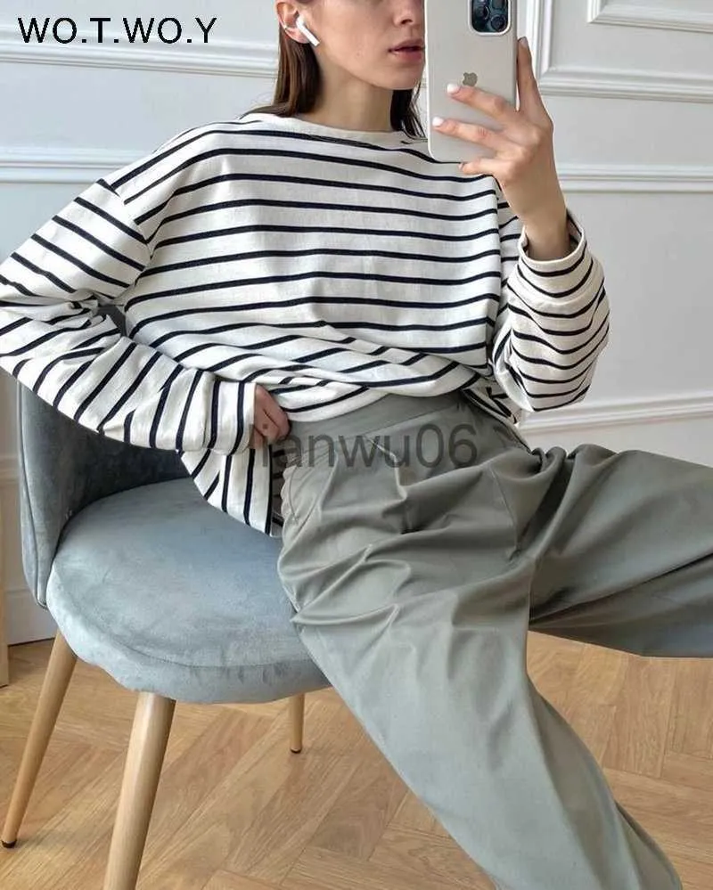 Femmes Blouses Chemises WOTWOY Casual Rayé À Manches Longues Tricoté Tshirt Femmes 2023 Printemps Coton Tops Femme Noir Blanc Loose Fit Harajuku Tee Shirt J230802