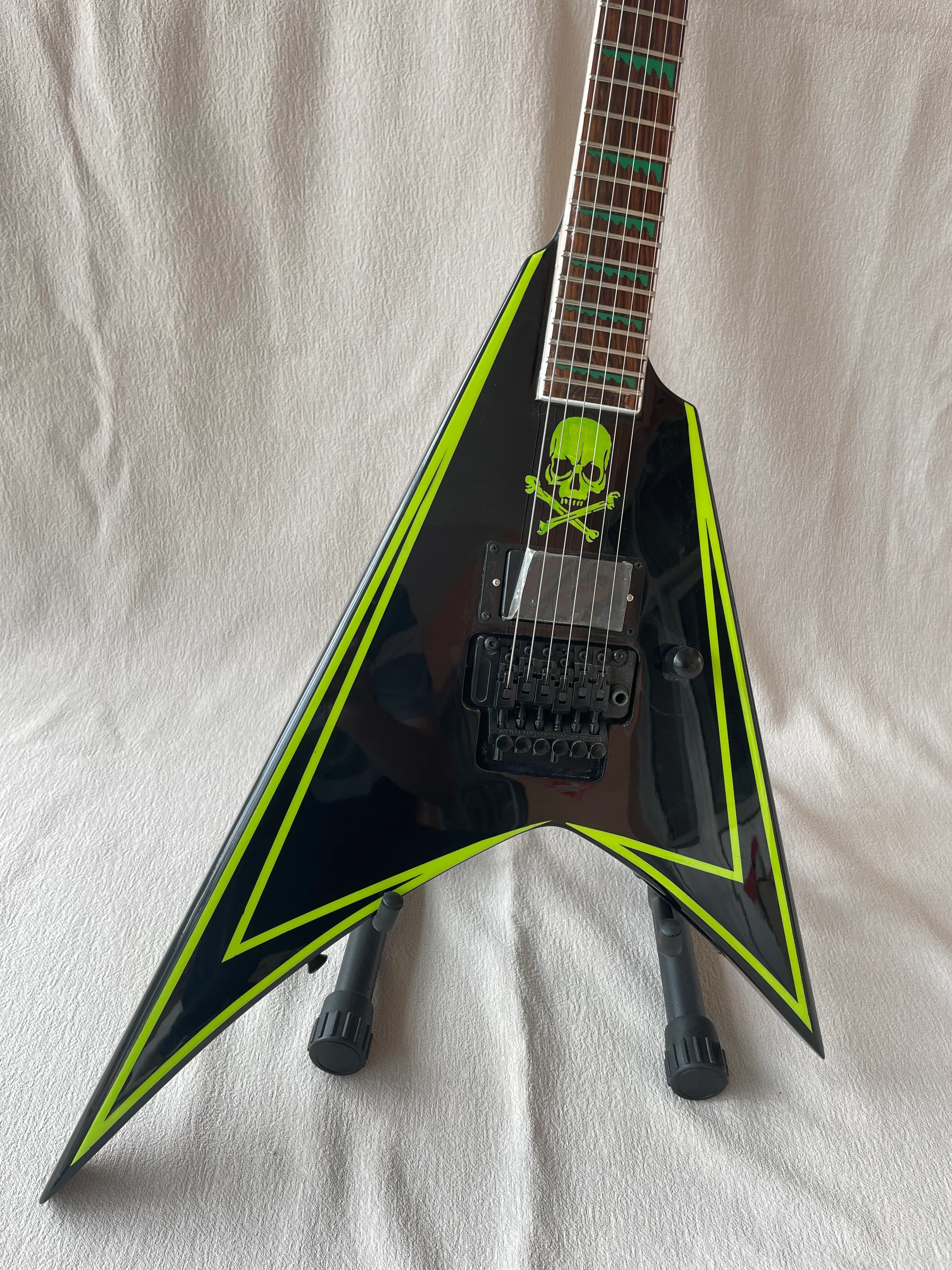 Chitarra elettrica Jackson personalizzata di fascia alta, nera a forma di V volante