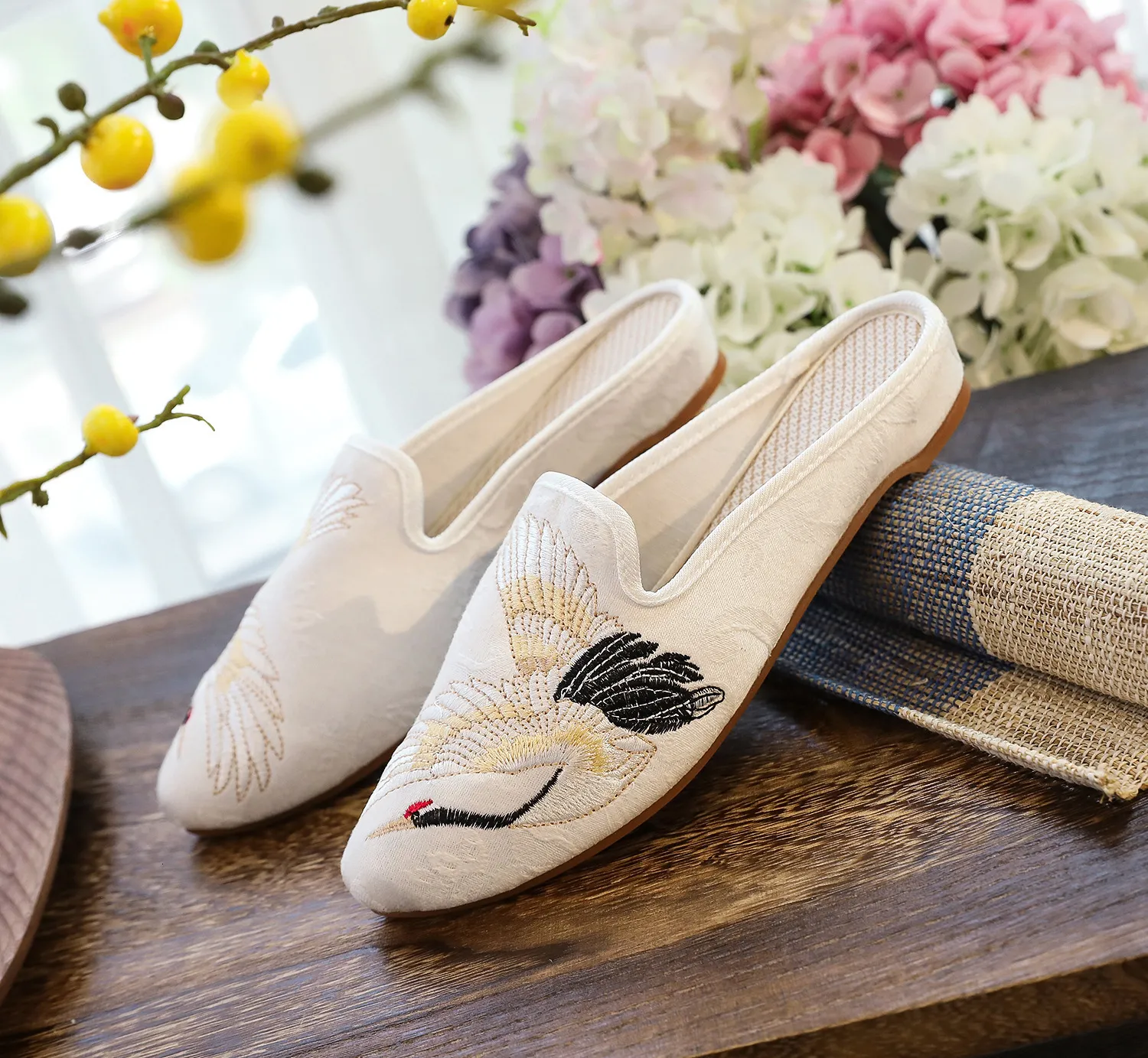 Dress Shoes Pointed fashionable Chinese style retro embroidered fabric cloth slippers for women Summer Outdoor Ladies Backless Sandals 230801