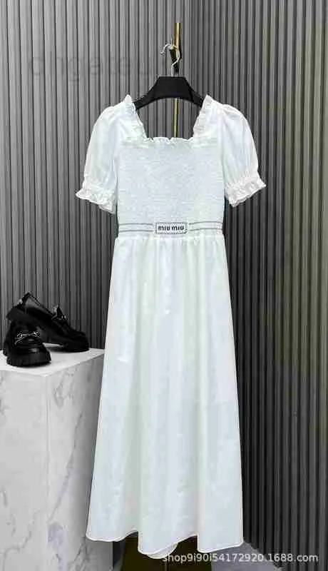 Designer de vestidos casuais básicos para o verão, novo vestido de cintura com alças, design confortável e delicado nas costas com branco rico e lindo estilo SNCQ