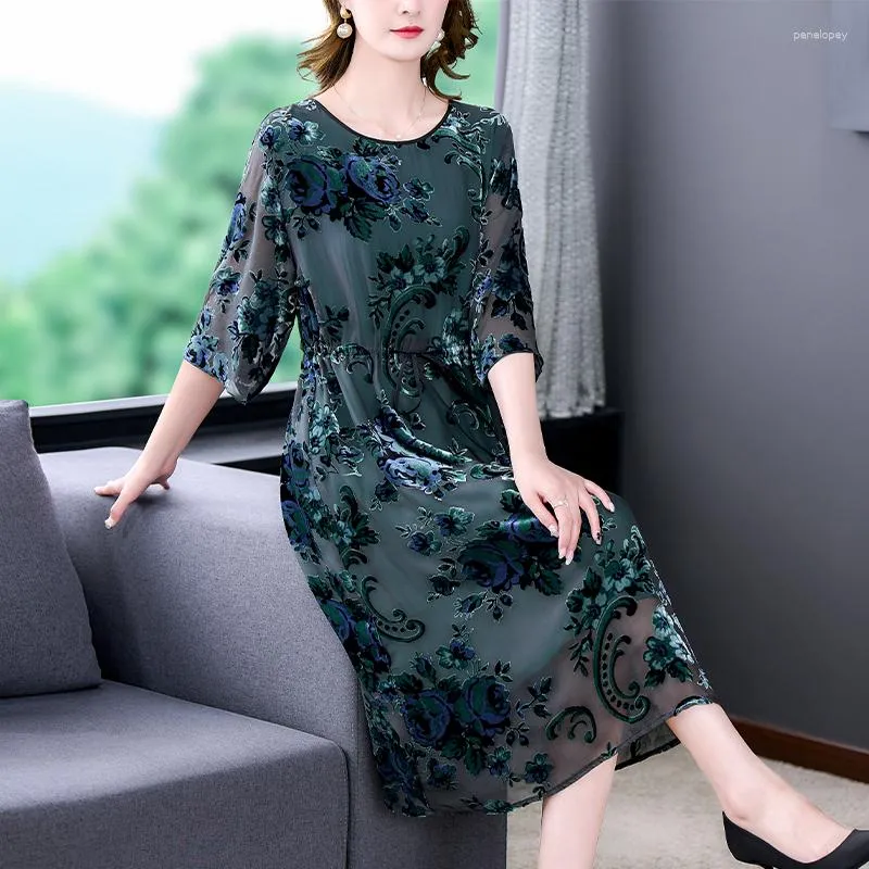 Robes décontractées 2023 printemps et automne velours grandes femmes taille ample doré mince ver à soie fleur flocage Jacquard robe